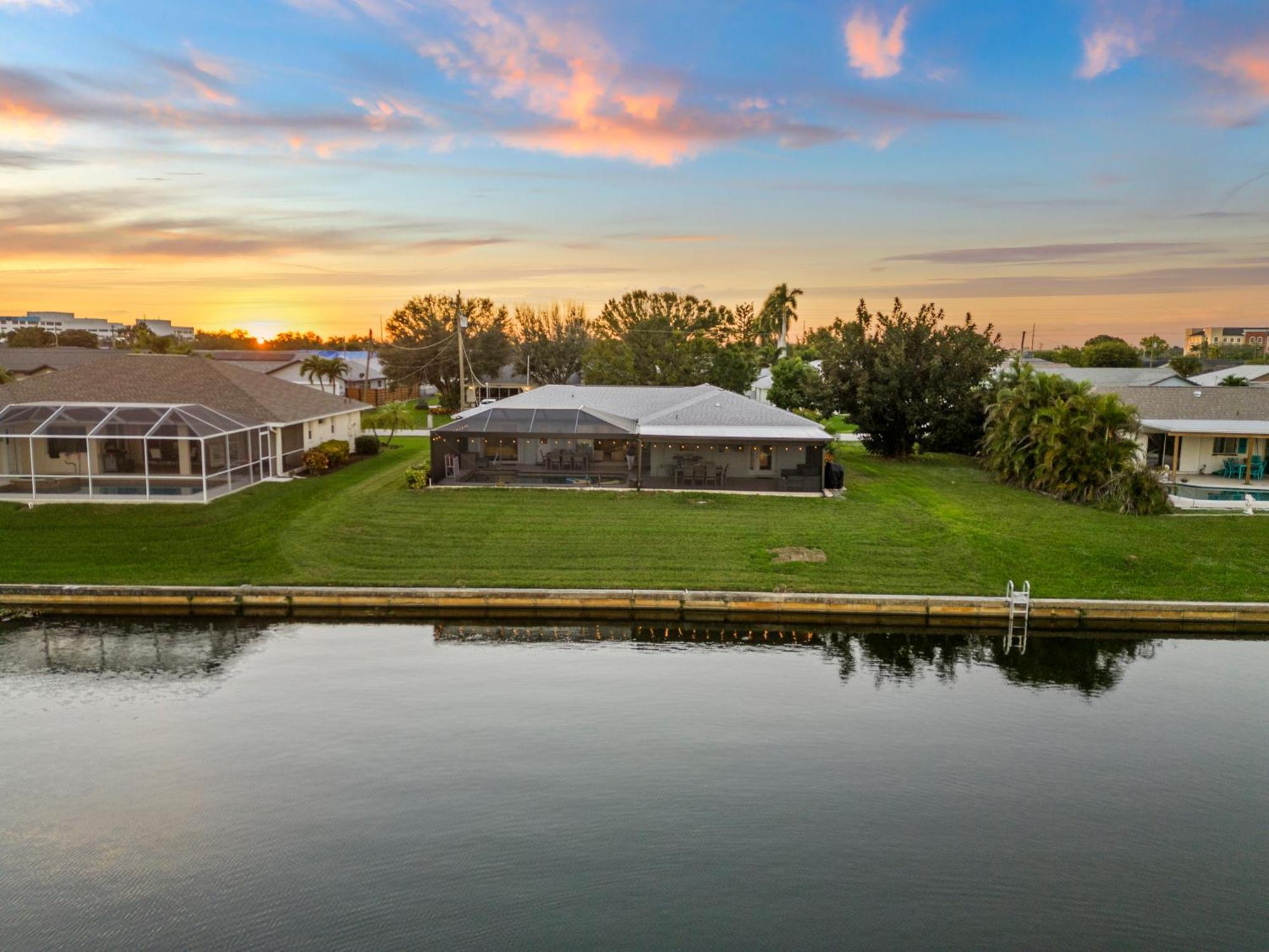 Serenity Waterfront Villa With King Suite, Private Pool, Great Lanai Enclosure And Long Water Views Cape Coral Exterior foto
