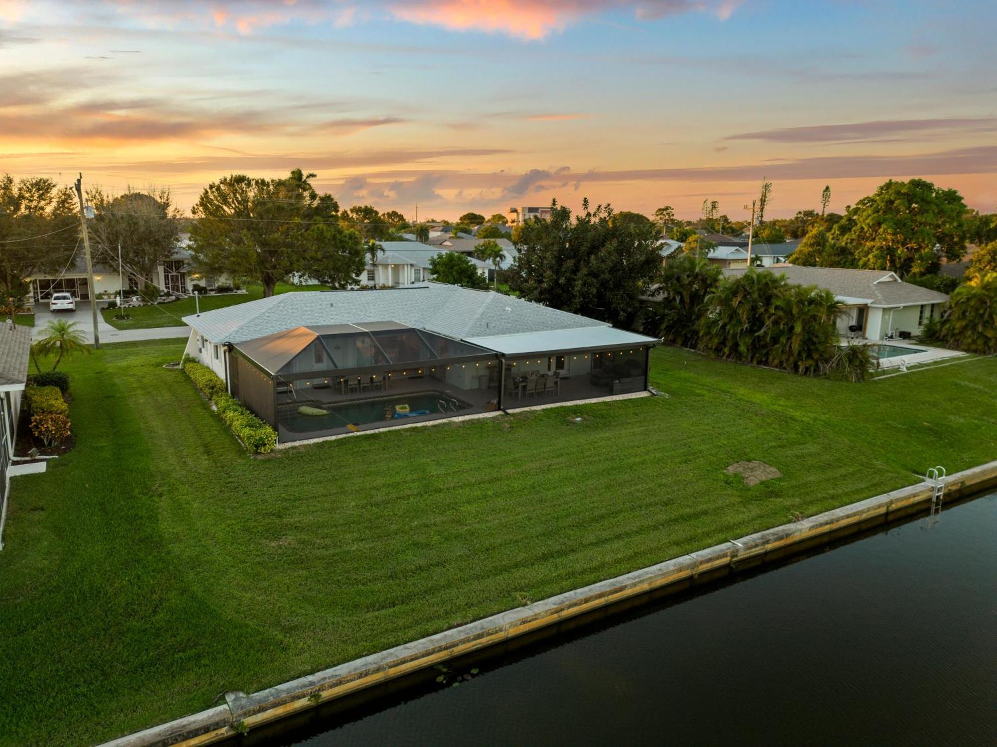 Serenity Waterfront Villa With King Suite, Private Pool, Great Lanai Enclosure And Long Water Views Cape Coral Exterior foto